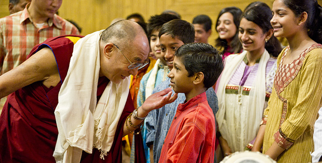 Дала-лама с молодыми индийцами