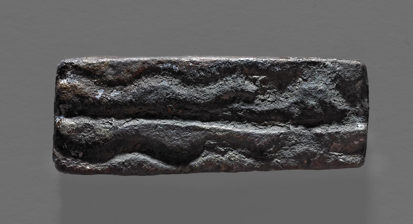 Бронзовая мера веса (в длину около 4,8 см, вес 29,8 г) из Салкомбе, Девон, Англия), Credit: British Museum.