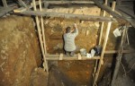 Dr Mike Morley (Flinders University) берет образцы грунта в Денисовой пещере. Фото Dr. Paul Goldbert, University of Wollongong.