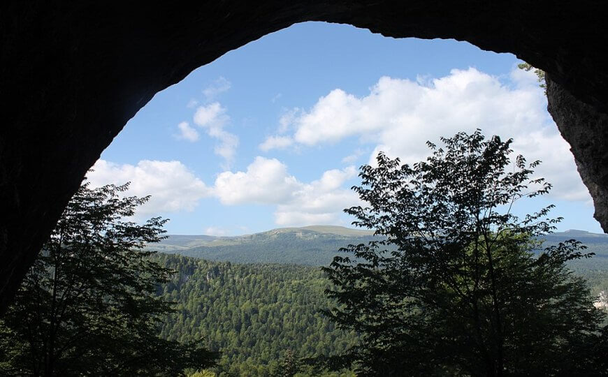 Вид из Мезмайской пещеры на долину реки Сухой Курджипс

Credit:

CC BY-SA 4.0 | wikimedia.org