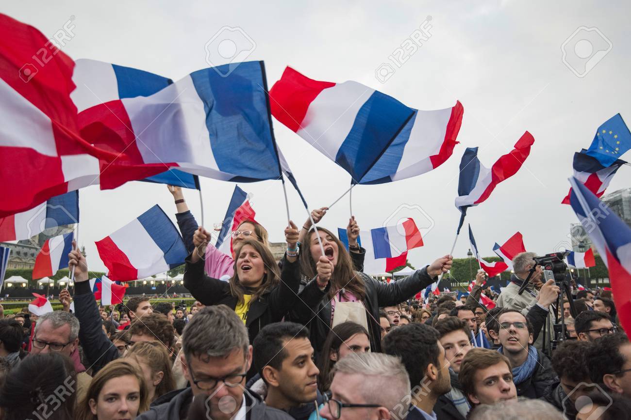фото с сайта https://es.123rf.com/photo_79204911_par%C3%ADs-francia-7-de-mayo-de-2017-gente-agitando-banderas-francesas-en-par%C3%ADs-despu%C3%A9s-de-las-elecciones-presi.html