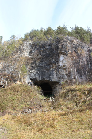Общий вид Денисовой пещеры.