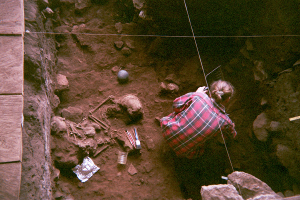Раскопка двойного захоронения в пещере Шум Лака с останками двух мальчиков, живших около 8000 лет назад (Photo by Isabelle Ribot, January 1994).