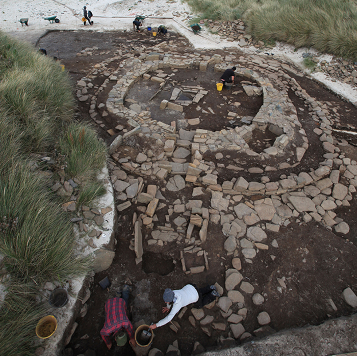 Специалисты работают на археологическом сайте на острове Уэстрей. 
Credit Graeme Wilson