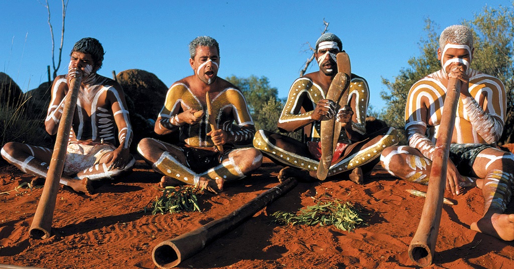 aborigeni-avstralii-s-muz-instrumentami