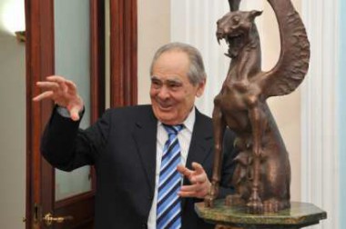 Минтимер Шаймиев со скульптурой "крылатого барса"