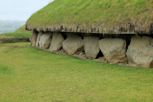 Ноут - древняя ирландская гробница в виде кургана (с сайта http://surfingbird.ru/surf/e4aE5ddf3#.Vp4R7FLYnMs)