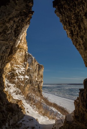 Пещера Хайыргас, Якутия, фото с сайта https://www.inyakutia.ru/tours/weekend-holiday-day-tours/tur-na-rechku-khayyrgas-skaly-i-groty-rechki-bolshoe-keteme2/