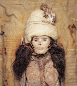 Мумия женщины из захоронения Сяохэ. Photo credit: Wenying Li, Xinjiang Institute of Cultural Relics and Archaeology.